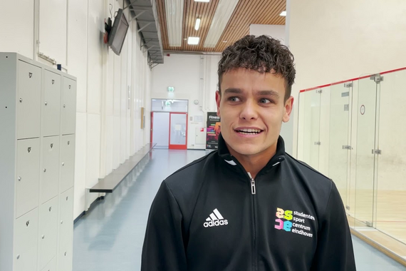 Alleen maar blije gezichten in het heropende sportcentrum. Zowel trainers als sporters kunnen hun geluk niet op dat de sportschool weer geopend is.