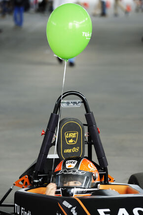 Even 'doen alsof' in de raceauto van URE. Foto | Bart van Overbeeke