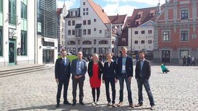 De Visser (rechts) en Loogman (tweede van rechts) in Riga. De Visser (rechts) en Loogman (tweede van rechts) in Riga.