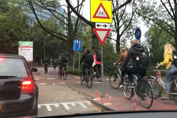 Een versnelde impressie van een willekeurige ochtendspits. 