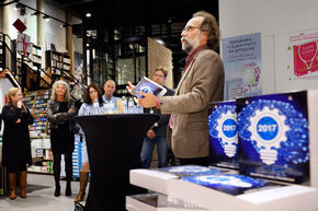 Steinbuch presenteert het eerste exemplaar. Foto | Bart van Overbeeke Steinbuch presenteert het eerste exemplaar. Foto | Bart van Overbeeke