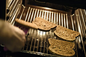 Brood roosteren voor bij de soep. Foto | Bart van Overbeeke Brood roosteren voor bij de soep. Foto | Bart van Overbeeke