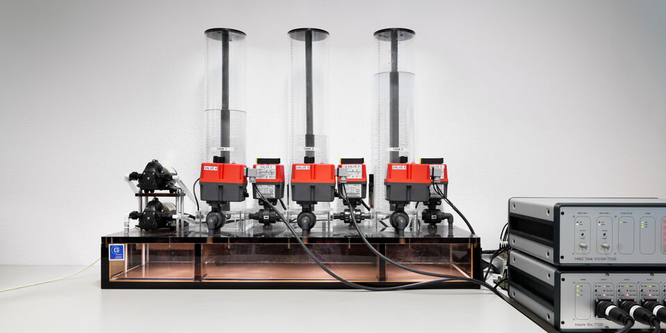 Remote Lab experiment met watertanks. Foto | Bart van Overbeeke