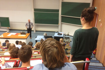 Gastdocent in vurige discussie met ex-liefje in de collegezaal.
