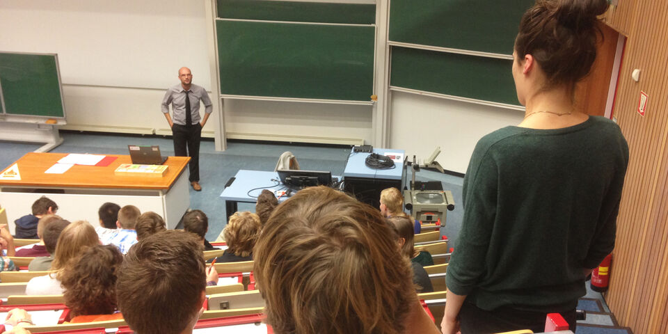 Gastdocent in vurige discussie met ex-liefje in de collegezaal.