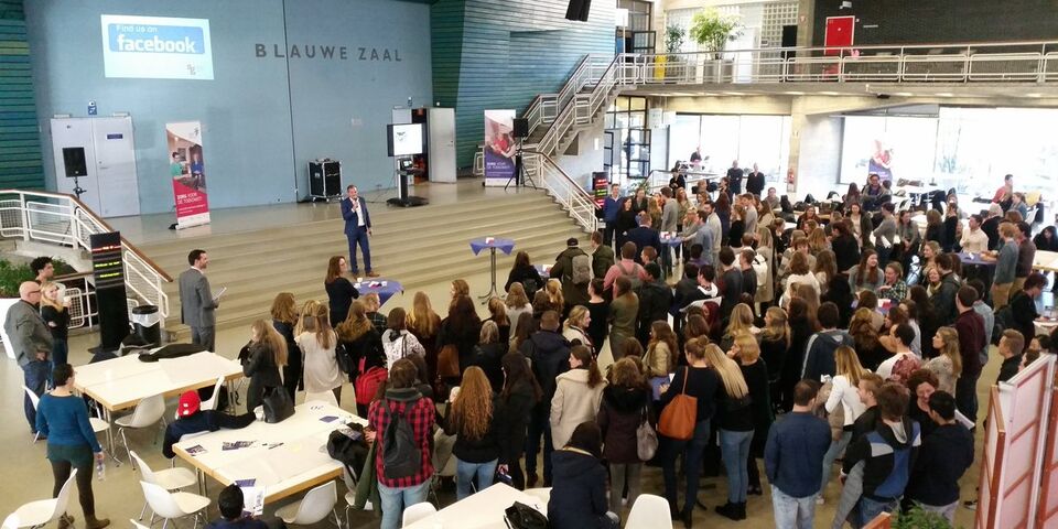 De 150 deelnemende studenten aan de Slimmer Leven Challenge bij de kick-off.