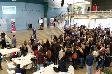 De 150 deelnemende studenten aan de Slimmer Leven Challenge bij de kick-off.