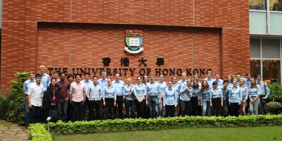 Groepsfoto voor de University of Hong Kong.