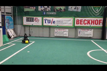 De achtwielige robot van Tech United in actie.