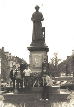 Groepsportret bij monument Minckelers in Maastricht, rond 1980. Archieffoto | T.S.V. ‘Jan Pieter Minckelers’ Groepsportret bij monument Minckelers in Maastricht, rond 1980. Archieffoto | T.S.V. ‘Jan Pieter Minckelers’