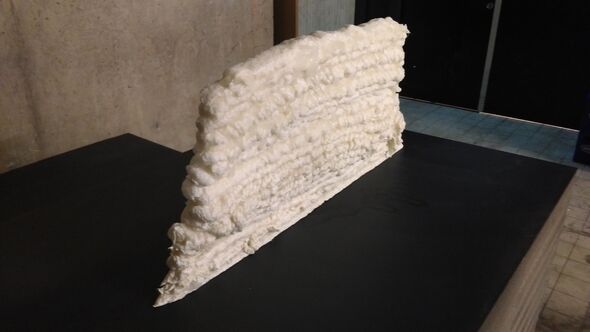 Het proefmuurtje van ijs, dat de groep van Arno Pronk in 3D printte met gebruikmaking van een gelei waarin cellulose is gemengd. Foto | Arno Pronk Het proefmuurtje van ijs, dat de groep van Arno Pronk in 3D printte met gebruikmaking van een gelei waarin cellulose is gemengd. Foto | Arno Pronk