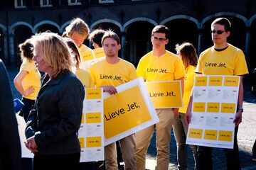 Studenten protesteren tegen het leenstelsel met op de voorgrond minister van Onderwijs Jet Bussemaker.