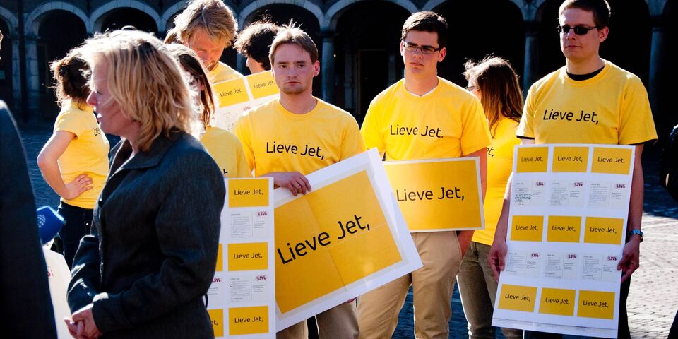 Studenten protesteren tegen het leenstelsel met op de voorgrond minister van Onderwijs Jet Bussemaker.