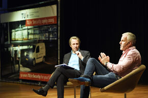 Peter R. de Vries (rechts) in gesprek met Lucas Asselbergs. Foto | Bart van Overbeeke Peter R. de Vries (rechts) in gesprek met Lucas Asselbergs. Foto | Bart van Overbeeke