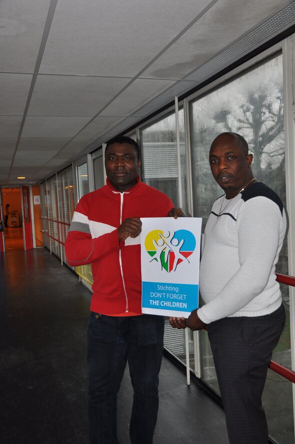 Solomon Jarette (links) en Amadu Bangura, voorzitter van de stichting Don't Forget The Children. Solomon Jarette (links) en Amadu Bangura, voorzitter van de stichting Don't Forget The Children.