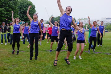 Team Hiper Motion danst de Gangnam Style in de regen l Foto Peter Peels