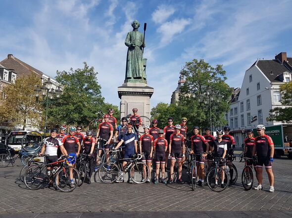 Fietsen vanaf het standbeeld in Maastricht naar Eindhoven. Foto | T.S.V. ‘Jan Pieter Minckelers’ Fietsen vanaf het standbeeld in Maastricht naar Eindhoven. Foto | T.S.V. ‘Jan Pieter Minckelers’