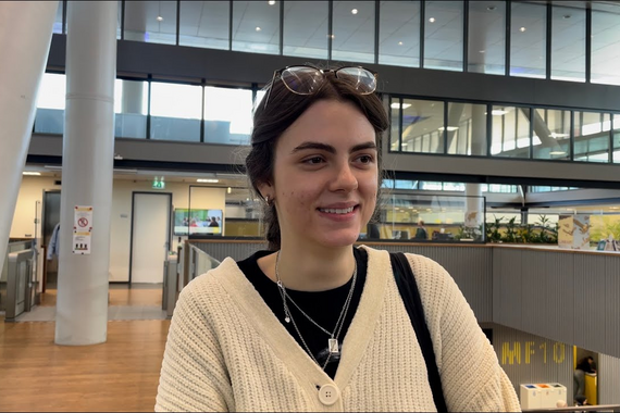 Cursor ging zelf ook langs de klaagmuur en vroeg studenten welke klachten zij hebben.