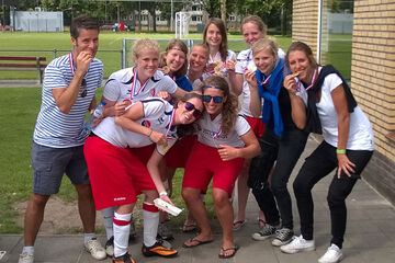 De 'gouden' voetbaldames van Team Eindhoven.