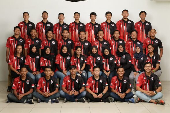 Teamfoto van “Team Dayung (roeien) Universitas Pendidikan Indonesia, kota Bandung”. Isabelle staat helemaal links op de tweede rij van onder. Foto | Privé-archief Isabelle Linders Teamfoto van “Team Dayung (roeien) Universitas Pendidikan Indonesia, kota Bandung”. Isabelle staat helemaal links op de tweede rij van onder. Foto | Privé-archief Isabelle Linders