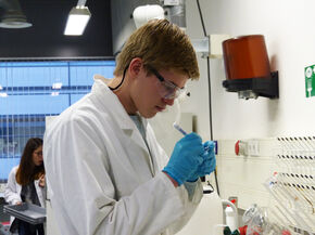 Scholieren in het lab bij Myrto Papaioannou. Scholieren in het lab bij Myrto Papaioannou.