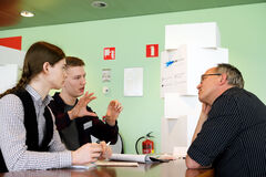 Tom Kersten (midden) pitcht hun idee voor het Holst Centre. Foto | Bart van Overbeeke Tom Kersten (midden) pitcht hun idee voor het Holst Centre. Foto | Bart van Overbeeke