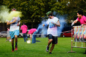 Holi Run op de campus. Foto | Bart van Overbeeke