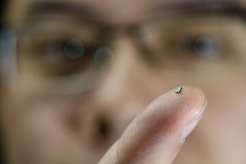 Promovendus Hao Gao met de kleinste temperatuursensor. Foto | Bart van Overbeeke