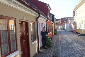 Caroline in de straat waar Hans Christian Andersen is geboren.