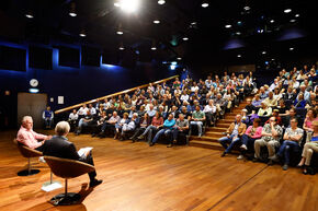 De misdaadverslaggever zorgde voor een volle zaal. Foto | Bart van Overbeeke De misdaadverslaggever zorgde voor een volle zaal. Foto | Bart van Overbeeke