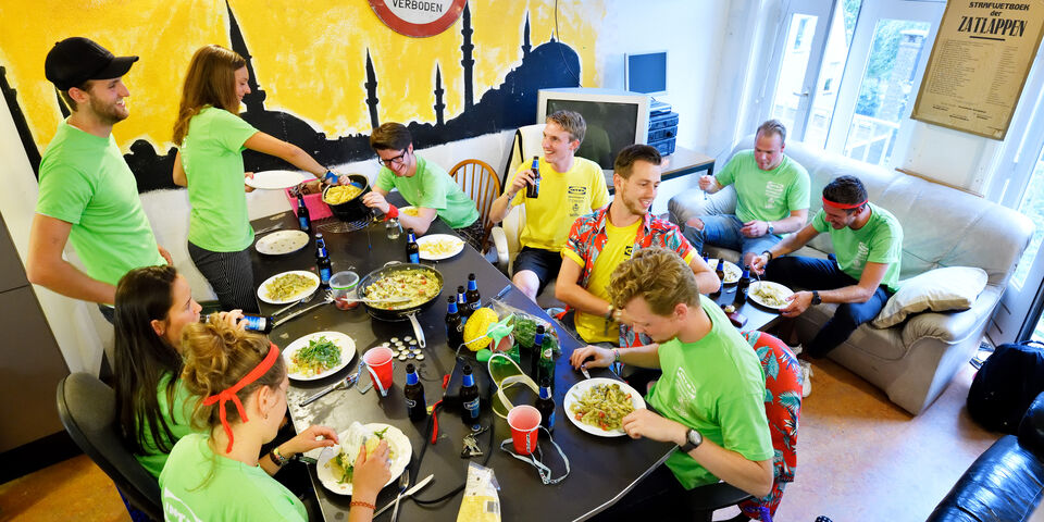 [Translate to English:] Pasta Pesto met groepje 18plus. Foto | Bart van Overbeeke