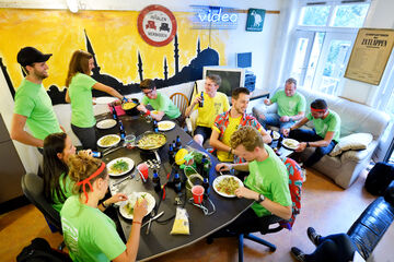 [Translate to English:] Pasta Pesto met groepje 18plus. Foto | Bart van Overbeeke
