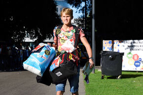 Bepakt en beplakt.Foto | Bart van Overbeeke