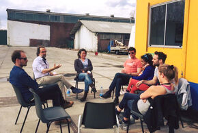 Maarten Steinbuch in gesprek met de acteurs. Maarten Steinbuch in gesprek met de acteurs.