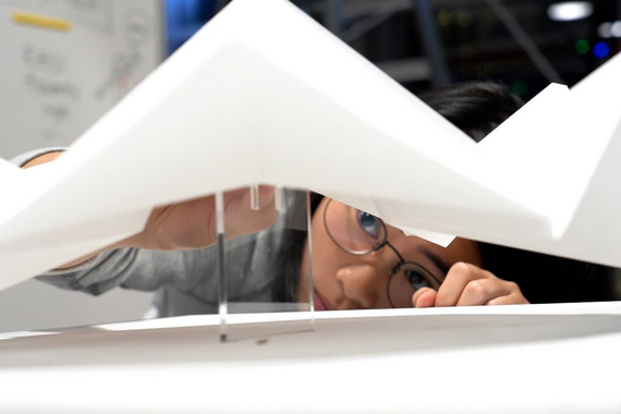 Nog tot laat in de avond werkten de studenten van het Art+Tech-vak vorige week aan het kunstwerk.