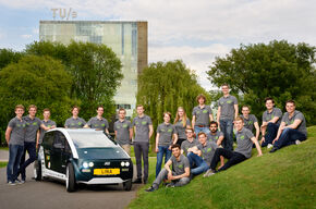 De studenten van TU/ecomotive met 'hun' Lina. Foto | Bart van Overbeeke De studenten van TU/ecomotive met 'hun' Lina. Foto | Bart van Overbeeke
