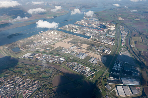Havencomplex Moerdijk vanuit de lucht gezien. Foto | Paul Martens Havencomplex Moerdijk vanuit de lucht gezien. Foto | Paul Martens