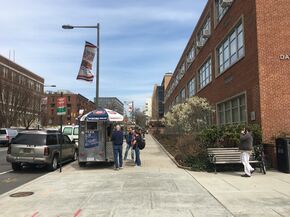 Lunchen doen we hier bij een van de vele foodtrucks op de campus. Lunchen doen we hier bij een van de vele foodtrucks op de campus.