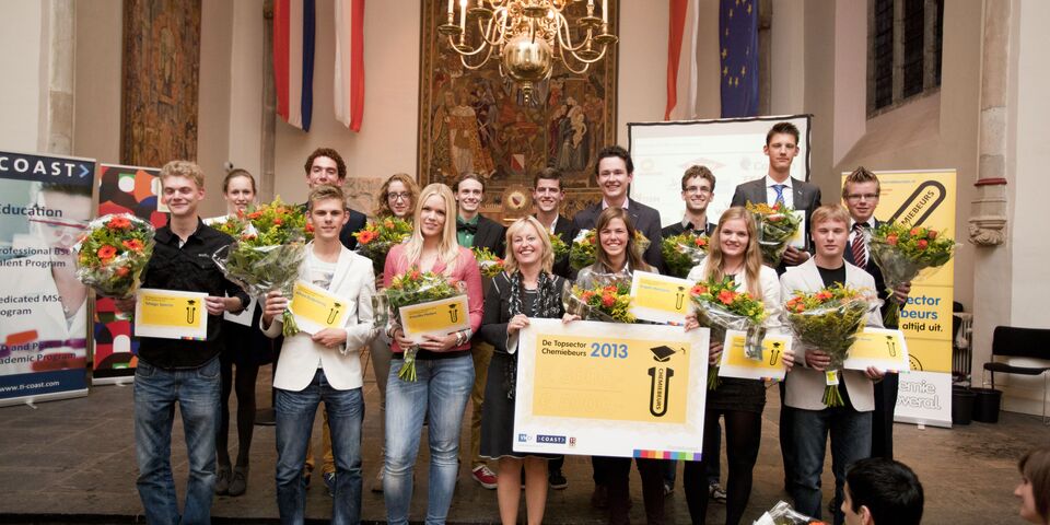 De winnende WO-studenten met minister Jet Bussemaker (midden voor).