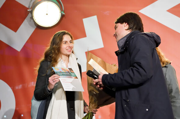 Jury member Erik de Jong hands over the prize to Amy Pelders (left). Photo | Bart van Overbeeke Jury member Erik de Jong hands over the prize to Amy Pelders (left). Photo | Bart van Overbeeke