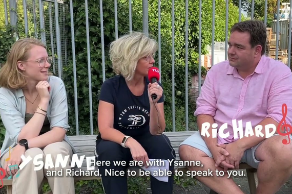 Bestuurssecretaresse Frieda van Ginkel ging langs bij een repetitie van de BmE-band, voor een behind the scenes-vlog ter ere van het jubileum.