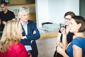 Rector Frank Baaijens in gesprek met promovendi. Foto | DUTZU Photography Rector Frank Baaijens in gesprek met promovendi. Foto | DUTZU Photography