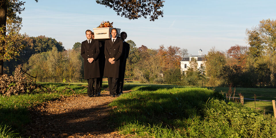 Het 'schouderen' van de kist. Foto | Draagkracht
