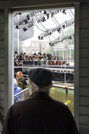 Ensuite treedt op tijdens Muziek op de Dommel. Foto | Bart van Overbeeke Ensuite treedt op tijdens Muziek op de Dommel. Foto | Bart van Overbeeke