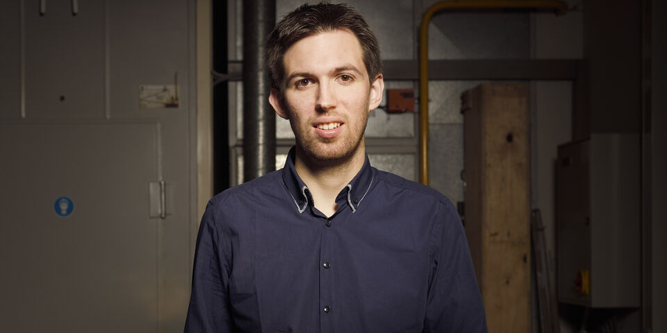 Arjo van der Ham met de converter bij het dak van zonnewagen Stella. Foto | Bart van Overbeeke