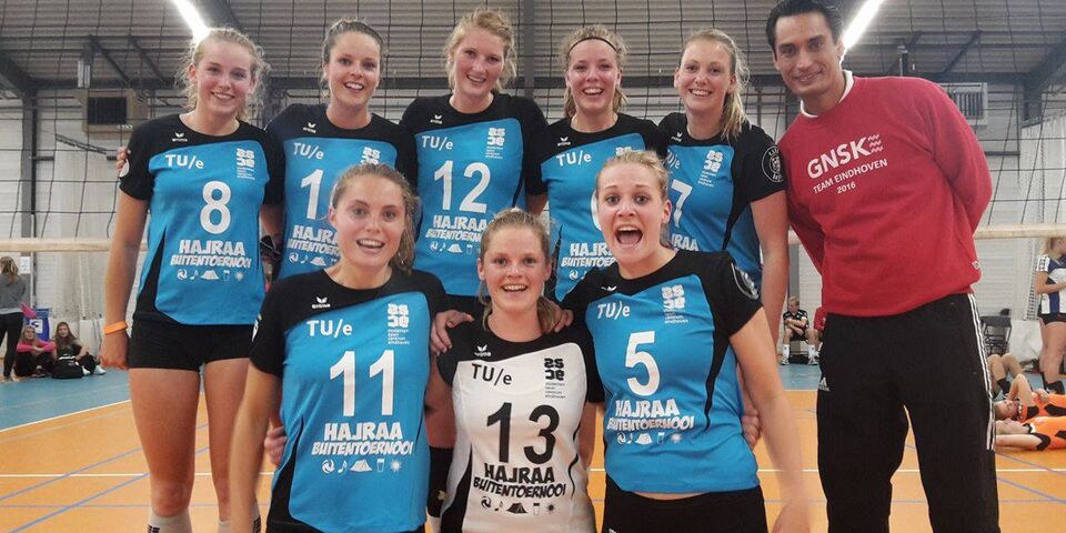De winnaressen van het dames-volleybalteam.