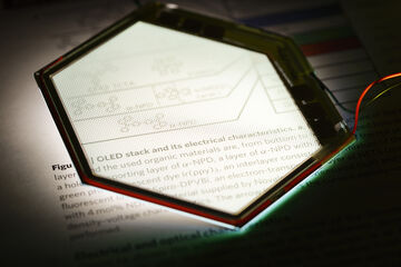 Een doorzichtige OLED van Philips Research Aachen, gezien vanaf de achterzijde; de voorzijde geeft licht. Foto | Bart van Overbeeke