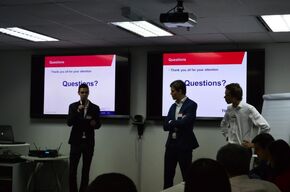 De drie TU/e'ers tijdens hun presentatie.