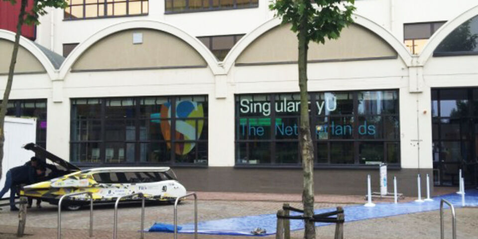 TU/e's zonnewagen Stella Lux bij de opening van SingularityU NL.