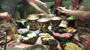 Samen eten uit hot pots. Samen eten uit hot pots.